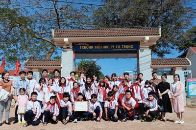 Trường THCS & THPT Đông Du về tặng quà Tết nguyên đán cho học sinh khó khăn